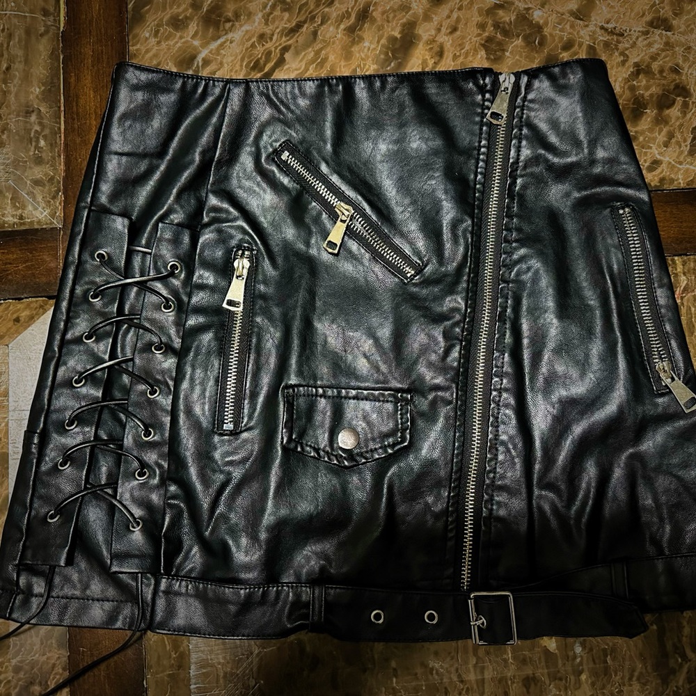 Black Leather Skirt with Zipper Details and hat - Picture 6 of 7